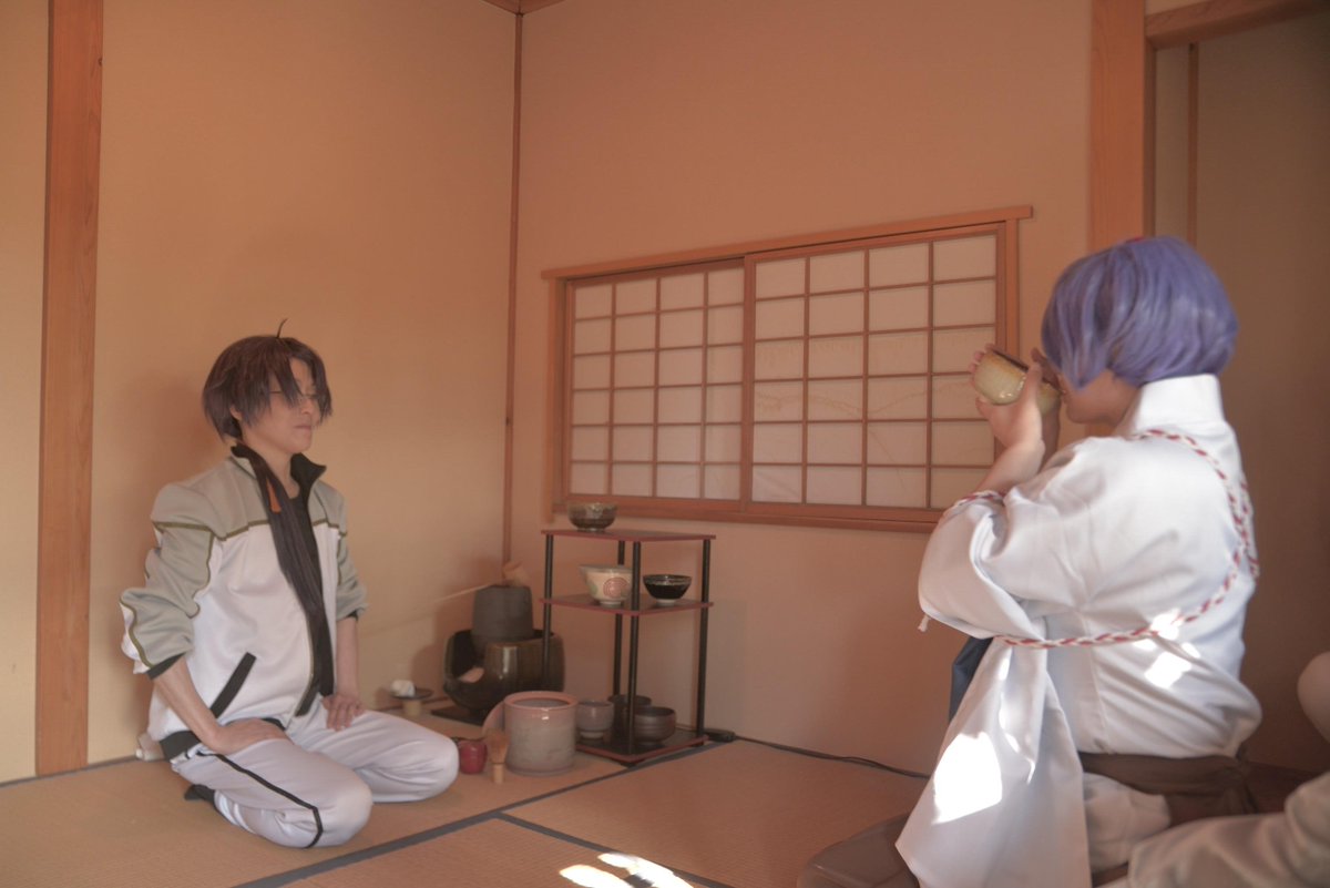 syou_jill's tweet photo. 【cos / 刀剣乱舞】

「さすがは一文字一家。この様な作法も心得ているんだね…」

「うん、美味いじゃないか」

「だが後ろが雅ではないのは、なんとかならないのかな？」

--
歌仙兼定：コリンさん（@kamekichiko25）
日光一文字：彰
photo：緋羽さん（@chimao3589maori）
#南相コスお料理会 https://t.co/VE85XBG1NA