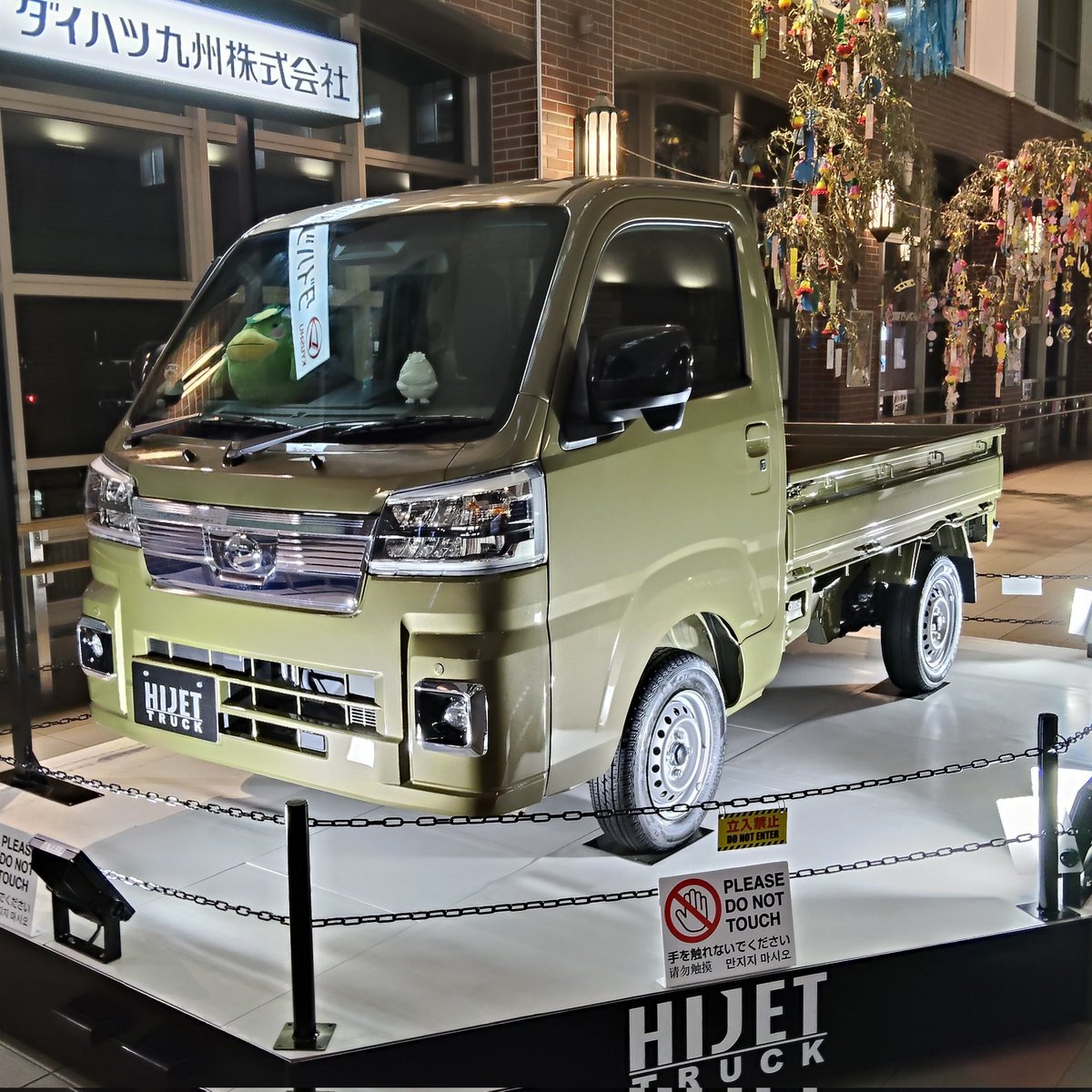 b920's tweet photo. 会社の懇親会で〜せいろ蒸し出るの嬉しい🙏
帰りの久留米駅でHiJET軽トラカッコ良い…甥も息子達も小さい頃必ず一度は軽トラにハマってた。義父母が農家だからかも知れないけど、潔いフォルムよねぇ…惚れ惚れ。
まぁ私は主に通勤にしか使わない軽に乗ってますがもう44444㌔走ったらしいよ。 https://t.co/nx6v6lI7SF