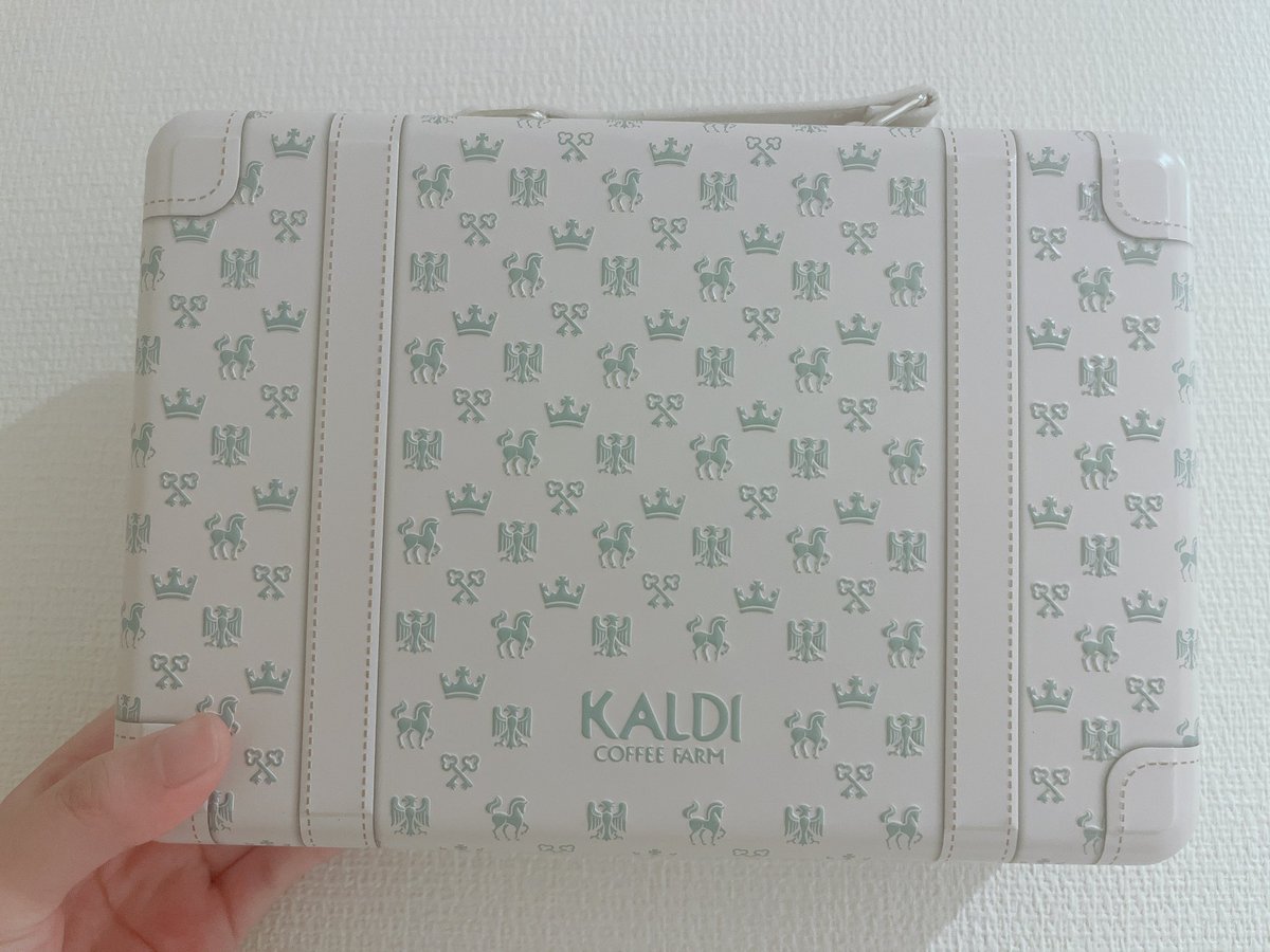 karen_p_41108's tweet photo. KALDIさんに激カワクッキー缶があり、一目惚れして買っちゃった🌞

色がめちゃくちゃ🌞にあってて、ぱぺもすっぽり入るからこれからたくさん使うぞ！

色は私が見たのは２色展開でした！どちらも激かわなのでマジおすすめ！ https://t.co/XeOyBnbKnf