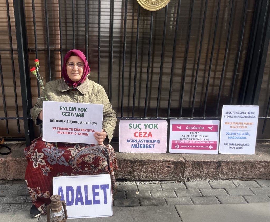 SevincCakir8's tweet photo. 15 Temmuz, bir bayram değildir.
Acılarımızın üzerinde aş pişirenlerin günüdür. 
Tarih; hukukun ve adaletin yok sayıldığı, suçlu ile suçsuz ayrımı yapılmadan binlerce insanın cezaevine konulduğu bir dönemin simgesidir.

Acılar üzerinden siyasi çıkar sağlayanların, mağduriyetleri kendi kadrolarını oluşturmak için kullananların kutlayacağı bir gün olabilir. Ancak adalet bekleyen, haksızlığa uğrayan binlerce aile için 15 Temmuz; sevinç değil, derin bir acı ve kayıp günüdür.

Gerçek bayram; hukukun üstünlüğünün, adaletin ve temel hakların herkes için eksiksiz uygulandığı gün olacaktır. 
#AdaletNöbeti