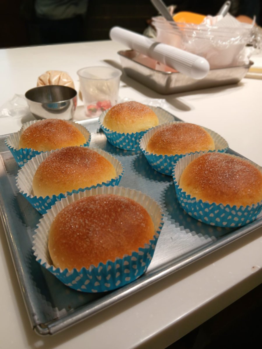 Matchaaberryz's tweet photo. Kelas masak kemarin! 💫👩‍🍳 bikin Donat tp dipanggang 🍩 bisa jadi opsi selain digoreng sih. Isi donatnya krim stroberi sama krim cookies amd cream..enaaak 😋 https://t.co/dZDc1KwHUP