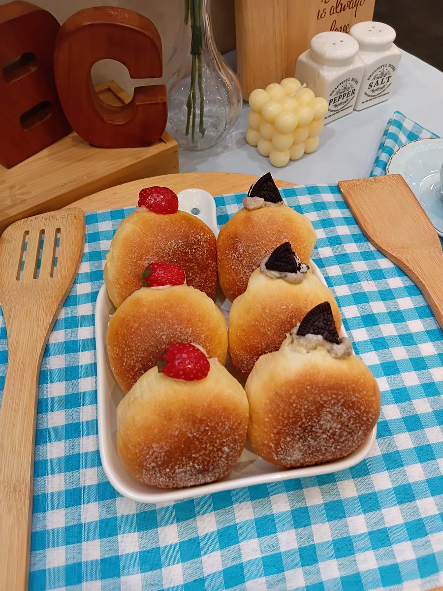 Matchaaberryz's tweet photo. Kelas masak kemarin! 💫👩‍🍳 bikin Donat tp dipanggang 🍩 bisa jadi opsi selain digoreng sih. Isi donatnya krim stroberi sama krim cookies amd cream..enaaak 😋 https://t.co/dZDc1KwHUP