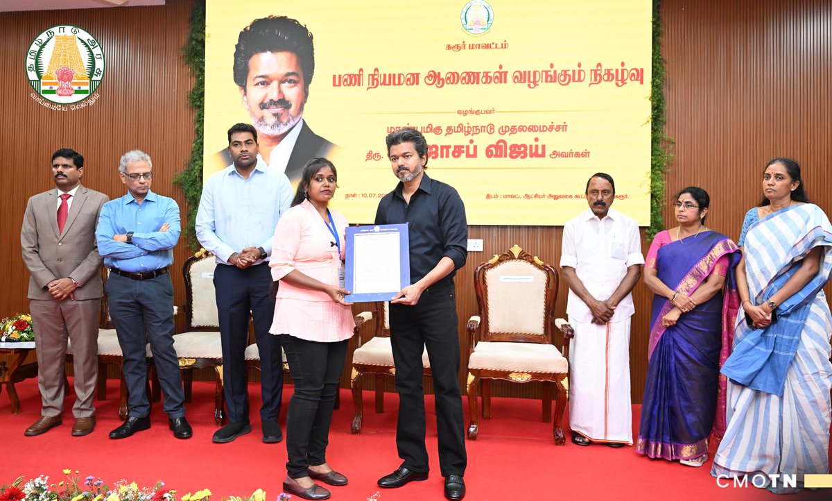 CMOTamilnadu's tweet photo. மாண்புமிகு தமிழ்நாடு முதலமைச்சர் திரு. ச. ஜோசப் விஜய் அவர்கள் இன்று (10.7.2026) கரூர் மாவட்ட ஆட்சியர் அலுவலகத்தில் நடைபெற்ற நிகழ்வில், கரூரில் 27.9.2025 அன்று நடைபெற்ற பொதுக்கூட்டத்தில் உயிரிழந்தவர்களின் 31 வாரிசுதாரர்களுக்குக் கருணை அடிப்படையில் பணிநியமன ஆணைகளை வழங்கினார்.
#CMJosephVijay‌