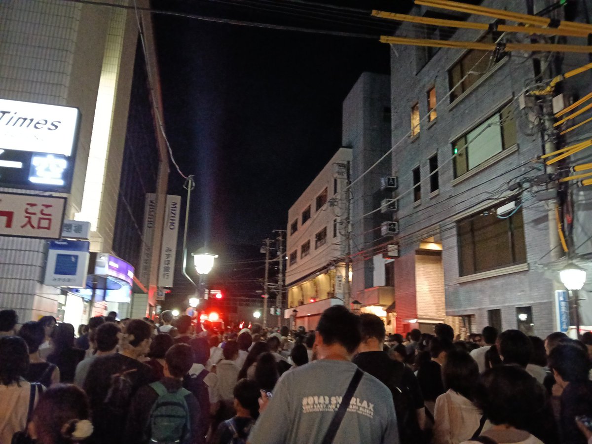 motomachi_11's tweet photo. 鎌倉駅、現在2時間近く待ちという情報
これは想定外 https://t.co/VpqtyO9Yba