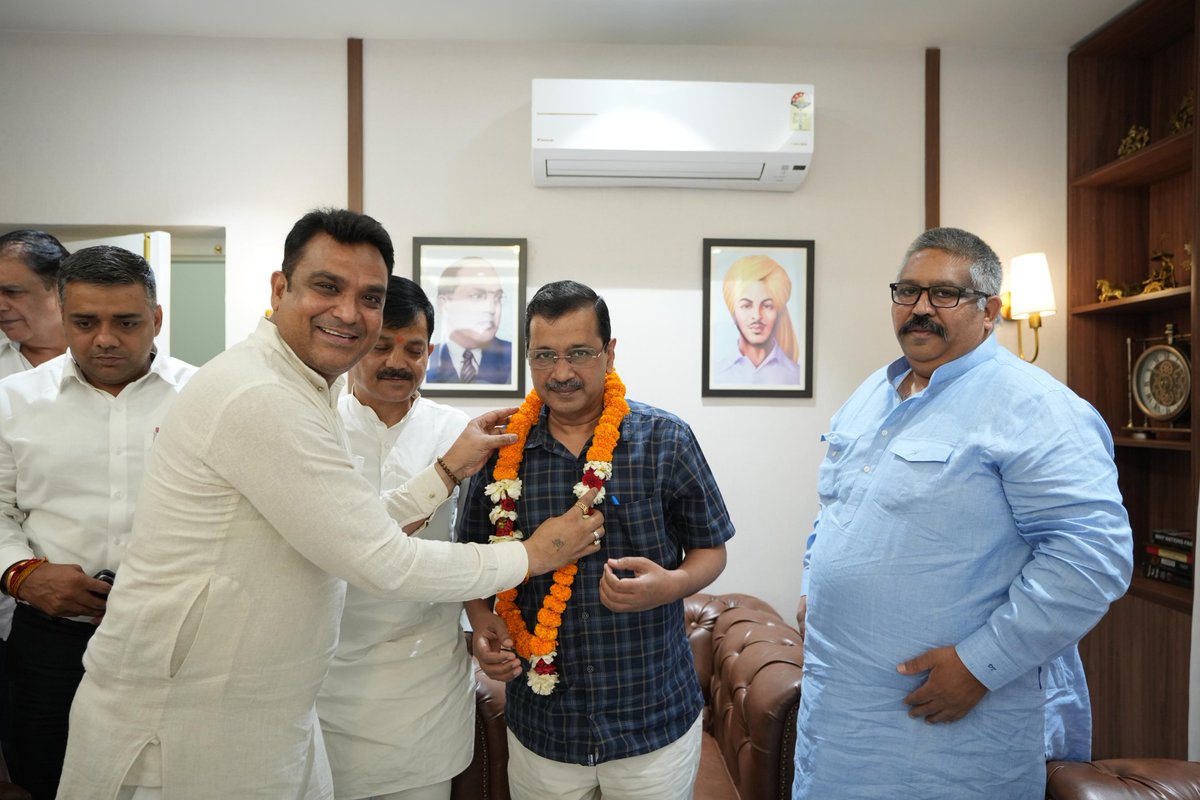 AAPRajasthan's tweet photo. राजस्थान आम आदमी प���र्टी के प्रभारी श्री धीरज टोकस जी के नेतृत्व में आम आदमी पार्टी राजस्थान के सभी सह प्रभारियों ने आज पार्टी के राष्ट्रीय संयोजक श्री अरविंद केजरीवाल जी से मुलाकात की और उन्हें राजस्थान में चल रहे संगठन निर्माण के कार्यों की जानकारी दी! https://t.co/zKoNqgkdmt