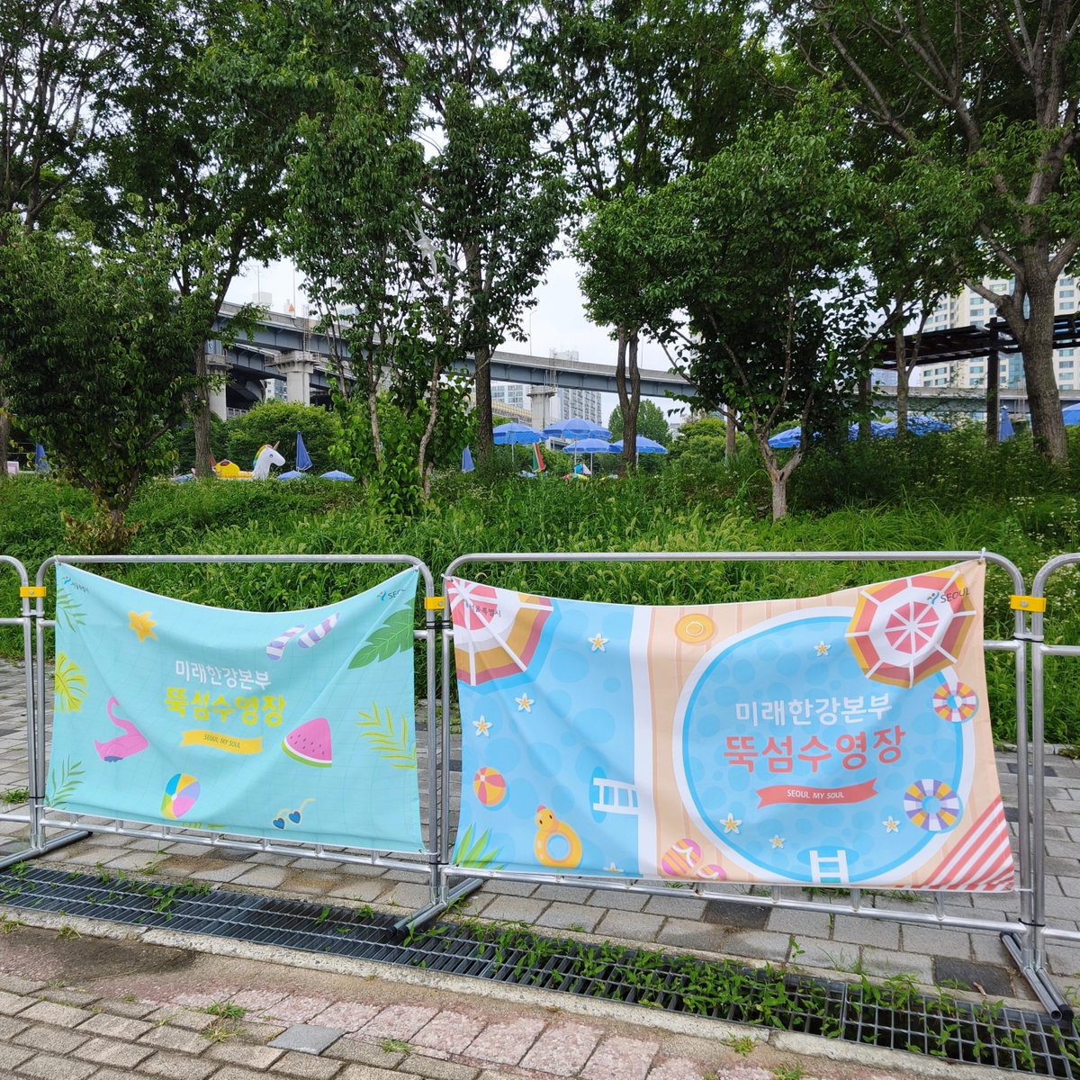 LoveBoomerang's tweet photo. 今回は初の試みとして海外からポストしてみようと思います。ネタはソウルで屋外プールに行ったというお話。さすがにブーメラン男子はいませんでしたが、女子は想像以上に大胆で良い感じでした。場所柄、内部の写真はあまり撮れなかったので、また詳しいようすをAIで再現してお伝えできればと思います。 https://t.co/mWmLNDhX6F