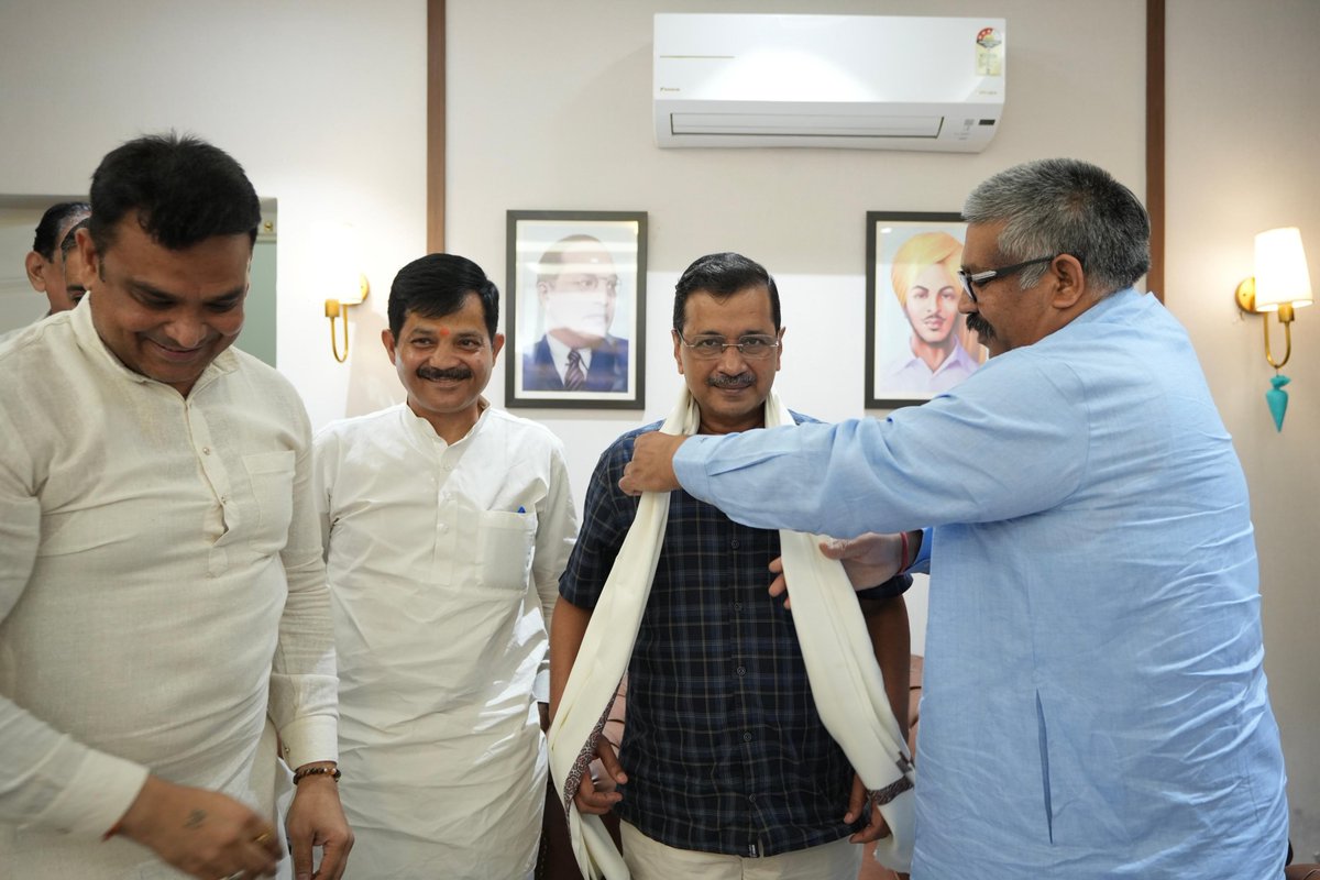 AAPRajasthan's tweet photo. राजस्थान आम आदमी प���र्टी के प्रभारी श्री धीरज टोकस जी के नेतृत्व में आम आदमी पार्टी राजस्थान के सभी सह प्रभारियों ने आज पार्टी के राष्ट्रीय संयोजक श्री अरविंद केजरीवाल जी से मुलाकात की और उन्हें राजस्थान में चल रहे संगठन निर्माण के कार्यों की जानकारी दी! https://t.co/zKoNqgkdmt