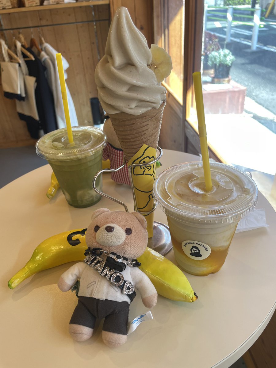emiemi8674's tweet photo. 昼ご飯食べた後は、バナナファクトリー🍌🦍のお店に行って来た。
バナナ好きの人は行って欲しいお店。
🍌🍦美味しかった😋
ガチャしたら欲しいの出た🥰
お腹いっぱいでケーキ買わなかったけど、今度買いに行こう!
🦍クッキーやマグカップなどありました。
倫ちゃんも行って欲しいな🤭
#BANANAFACTORY https://t.co/wFDv4ldSKV