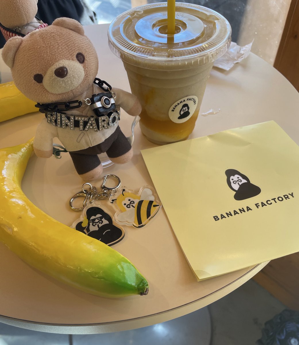 emiemi8674's tweet photo. 昼ご飯食べた後は、バナナファクトリー🍌🦍のお店に行って来た。
バナナ好きの人は行って欲しいお店。
🍌🍦美味しかった😋
ガチャしたら欲しいの出た🥰
お腹いっぱいでケーキ買わなかったけど、今度買いに行こう!
🦍クッキーやマグカップなどありました。
倫ちゃんも行って欲しいな🤭
#BANANAFACTORY https://t.co/wFDv4ldSKV
