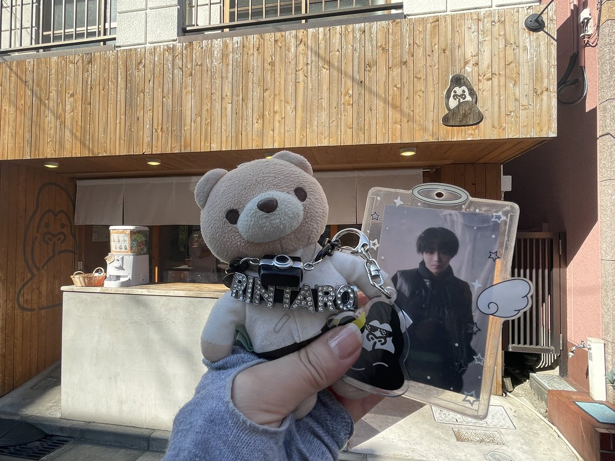 emiemi8674's tweet photo. 昼ご飯食べた後は、バナナファクトリー🍌🦍のお店に行って来た。
バナナ好きの人は行って欲しいお店。
🍌🍦美味しかった😋
ガチャしたら欲しいの出た🥰
お腹いっぱいでケーキ買わなかったけど、今度買いに行こう!
🦍クッキーやマグカップなどありました。
倫ちゃんも行って欲しいな🤭
#BANANAFACTORY https://t.co/wFDv4ldSKV
