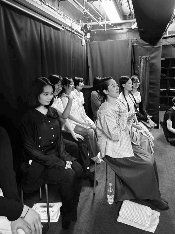 nagarerukumoyo6's tweet photo. #流れる雲よ2026

本日より、『流れる雲よ2026』のお稽古がスタートしました！

初日は座学から。

作品の背景や時代、当時を生きた方々の想いなどについて改めて学ぶ、とても大切な時間となりました。

これから、熱く濃い夏が始まります。

きっと、この夏を終える頃には、お稽古初日とはまた違う表情になっていると思います。

座組全員で力を合わせて、今年の流れる雲よを大切に創り上げてまいります。

応援のほどよろしくお願い致します。

この夏、『流れる雲よ2026』をぜひ劇場でご観劇いただけたら嬉しいです。