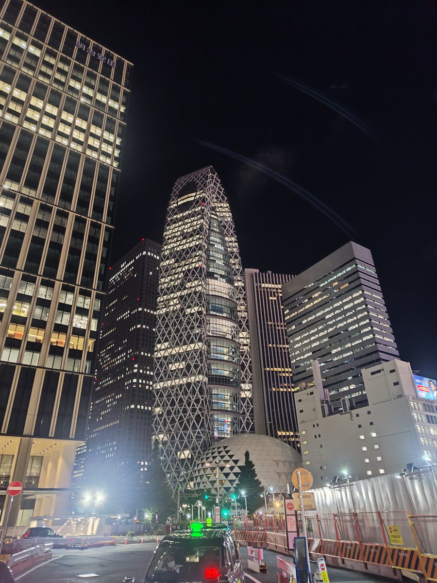 nofrontanolife's tweet photo. 週末の新宿。🌃🍸 https://t.co/LcFP5gUWIy