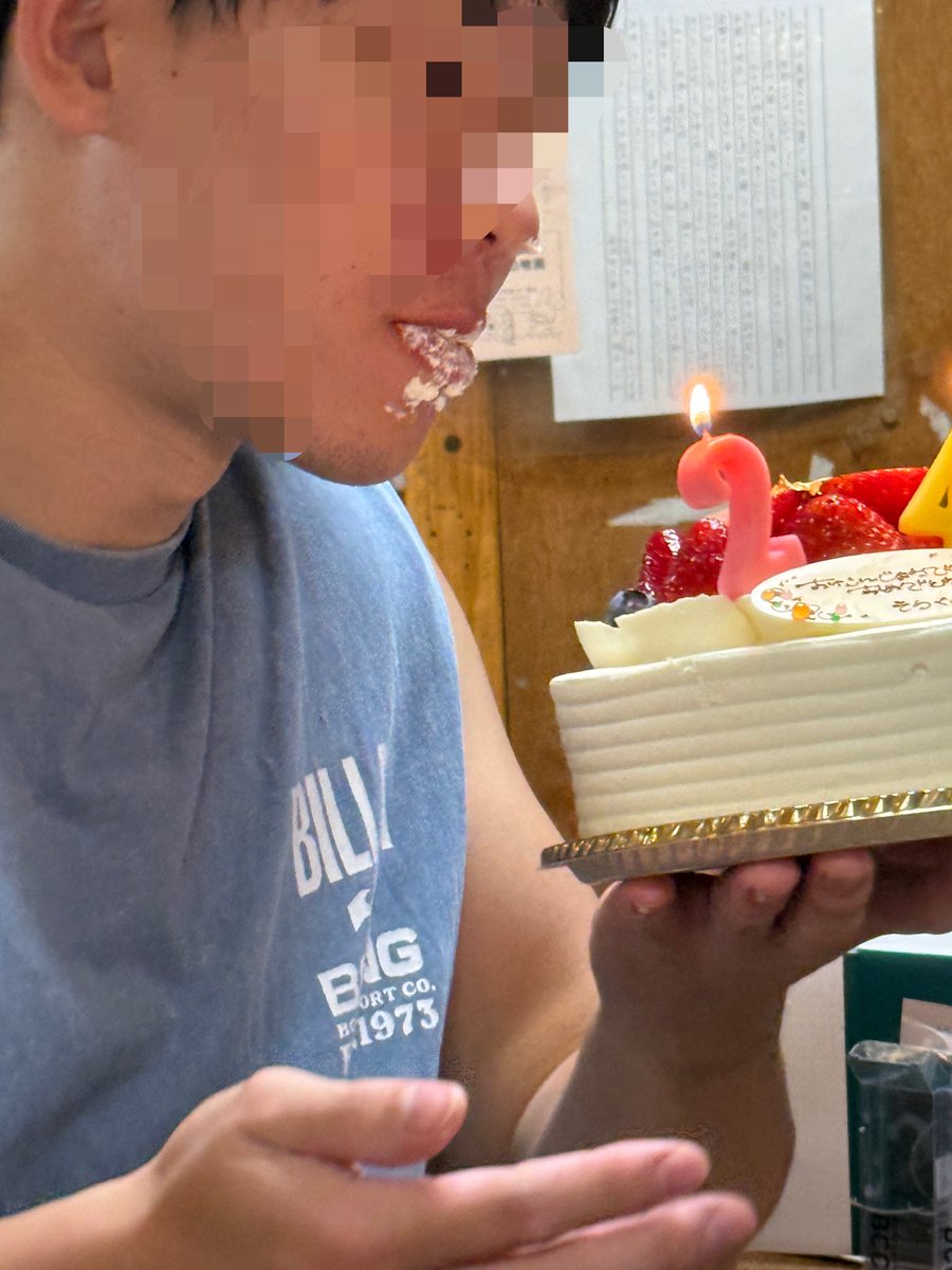 DrPinkyRed's tweet photo. お誕生日おめでとう
ケーキがこんなに似合わないけど、
喜んでくれて良かってわ

@soufruits2525 https://t.co/P3AEe9WV5N