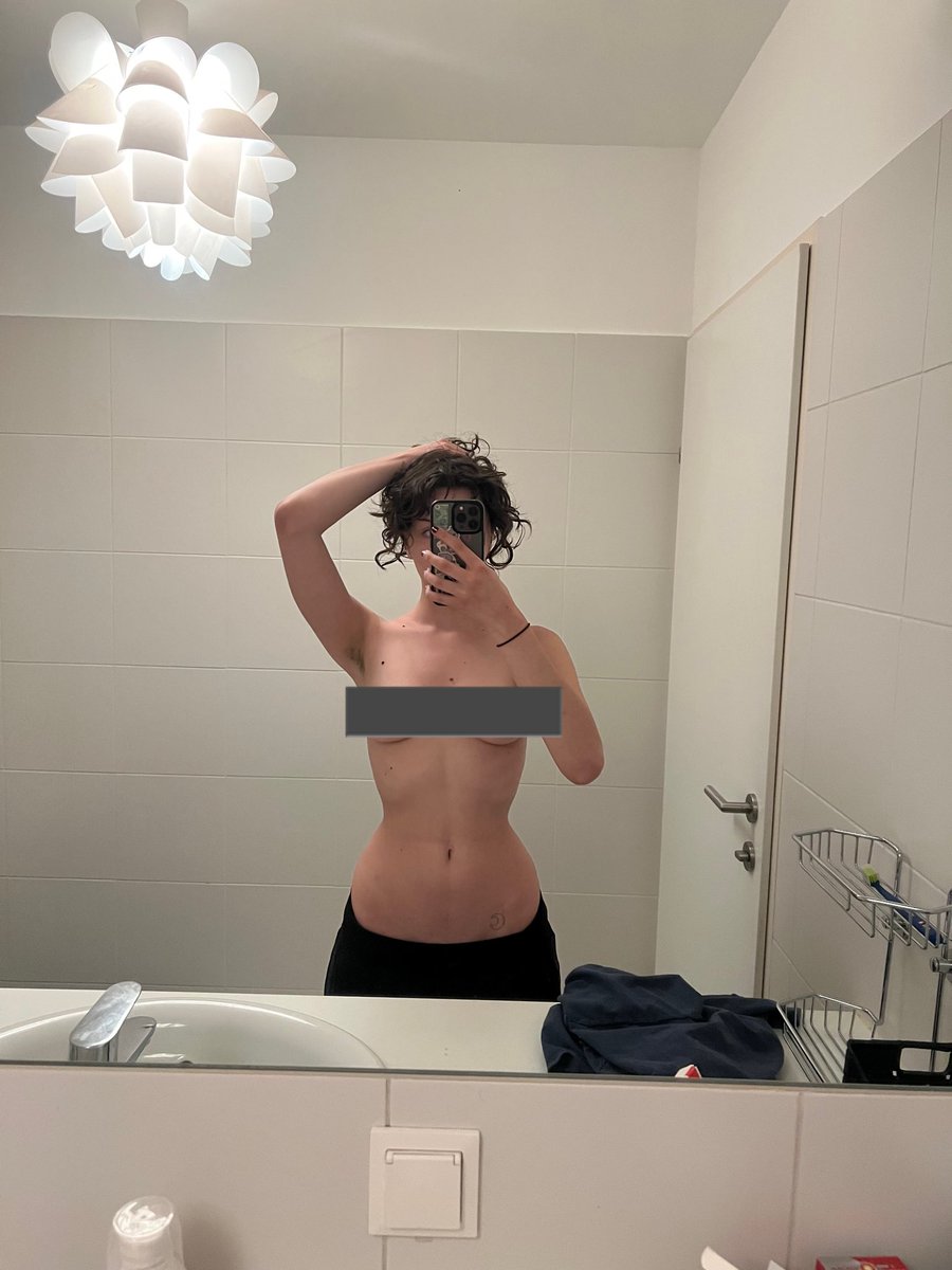 raspberryy008's tweet photo. I feel like I look so much fatter from the side :(( bmi guesses? https://t.co/YXLofwDUUh