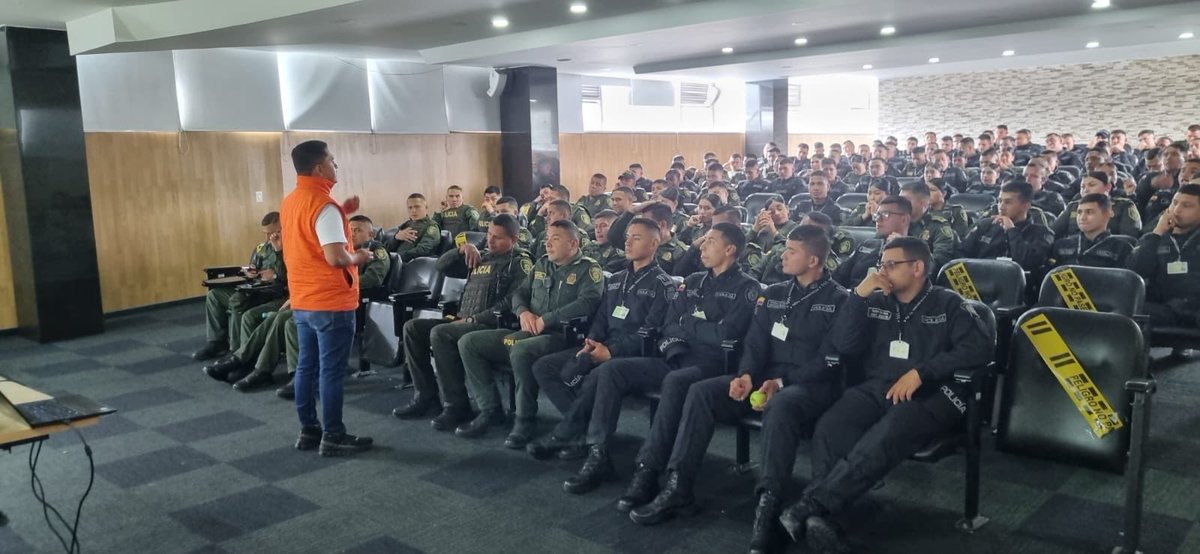 ansvcol's tweet photo. 🏍️ La #ANSV continúa fortaleciendo la seguridad vial de las y los motociclistas.

En esta oportunidad llegamos con una capacitación integral dirigida a las y los integrantes de la Unidad de Diálogo y Mantenimiento del Orden (UNDMO), abordando temas como principios y conceptos de seguridad vial, normatividad, velocidades seguras, conducción defensiva, elementos de protección personal, hacerse visible en la vía y el funcionamiento de los sistemas de frenos.
