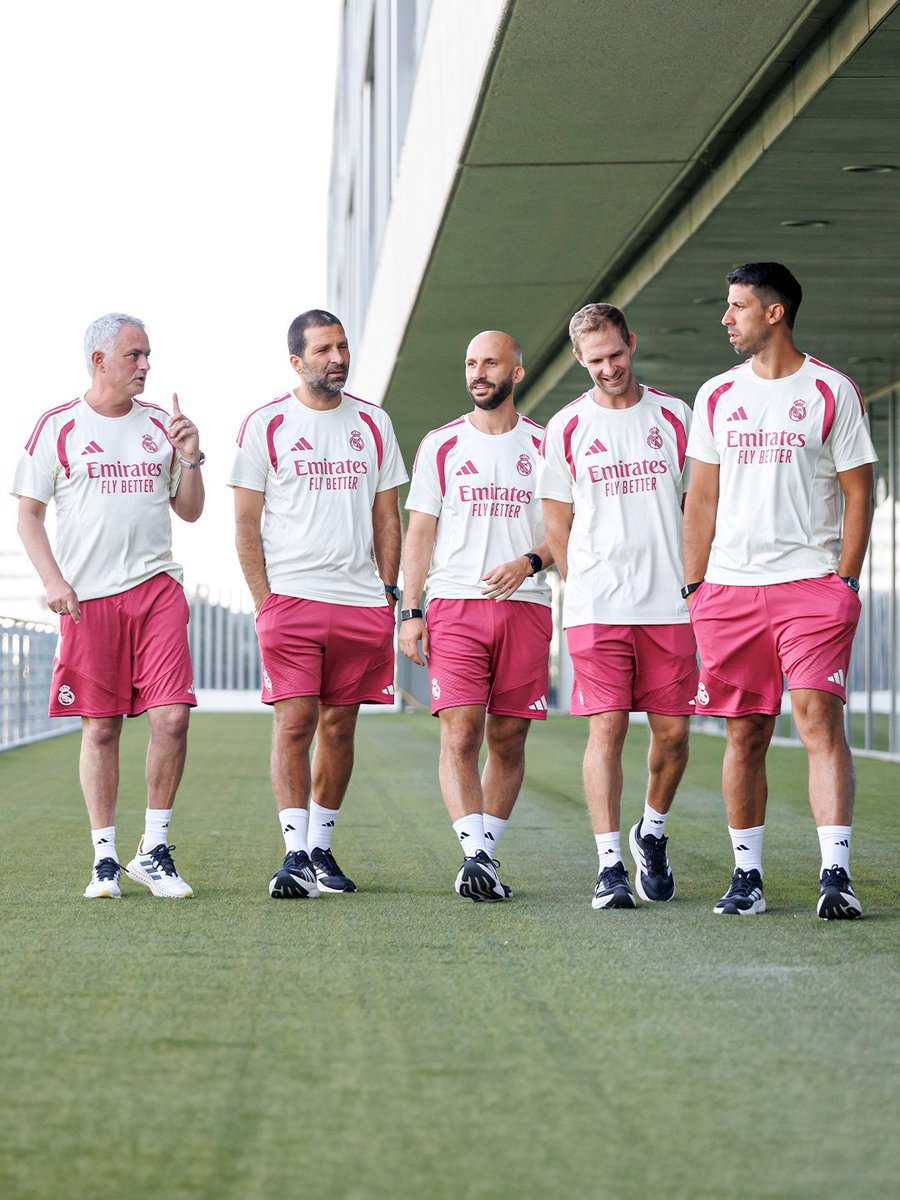 PulseTribun's tweet photo. José Mourinho ve ekibi sahaya indi 🔥 https://t.co/uVqqdGuT6j