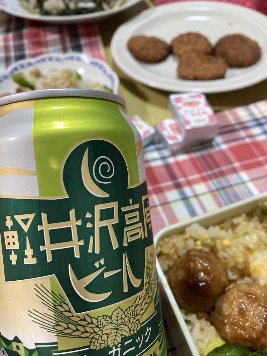 akahaya's tweet photo. 今日のビール🍺
軽井沢高原ビール。
台風で外は暴風ですが、美味しく頂きました♪ https://t.co/Vt4qbzU2IN