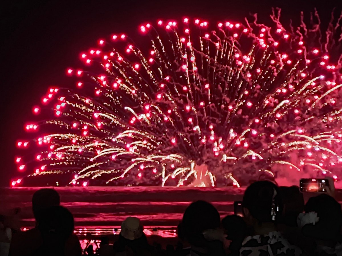 Graimog's tweet photo. 花火大会が終わって片している中、突如爆ぜる海中花火がアンコールみたいでよかったわ。純粋に花火を楽しんでいる層しか残っていなかったから余計に。
強風で元々のプログラムを大幅削減したのがきっかけだけどね。決行してくれた運営さんの英断に感謝と喝采を https://t.co/cjLpw2Bvo2