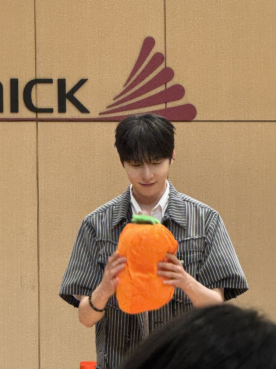 rlazkfrnr's tweet photo. 건희 오늘 똥머리함 https://t.co/w2Alqgjr34