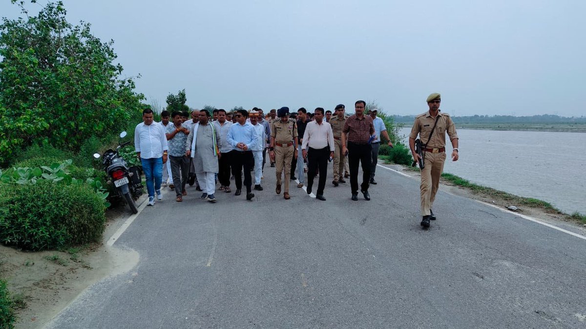 dmunnao's tweet photo. @UPGovt @rahat_up उप जिलाधिकारी सफीपुर व अन्य उपस्थिति अधिकारियों को बाढ़ प्रभावित क्षेत्रों में ससमय आवश्यक व्यवस्थाओं सुनिश्चित कराने हेतु निर्देशित किया। @UPGovt @InfoDeptUP @rahat_up https://t.co/nADKL738Kv