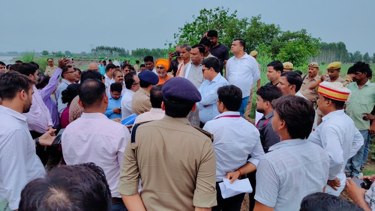 dmunnao's tweet photo. @UPGovt @rahat_up उप जिलाधिकारी सफीपुर व अन्य उपस्थिति अधिकारियों को बाढ़ प्रभावित क्षेत्रों में ससमय आवश्यक व्यवस्थाओं सुनिश्चित कराने हेतु निर्देशित किया। @UPGovt @InfoDeptUP @rahat_up https://t.co/nADKL738Kv