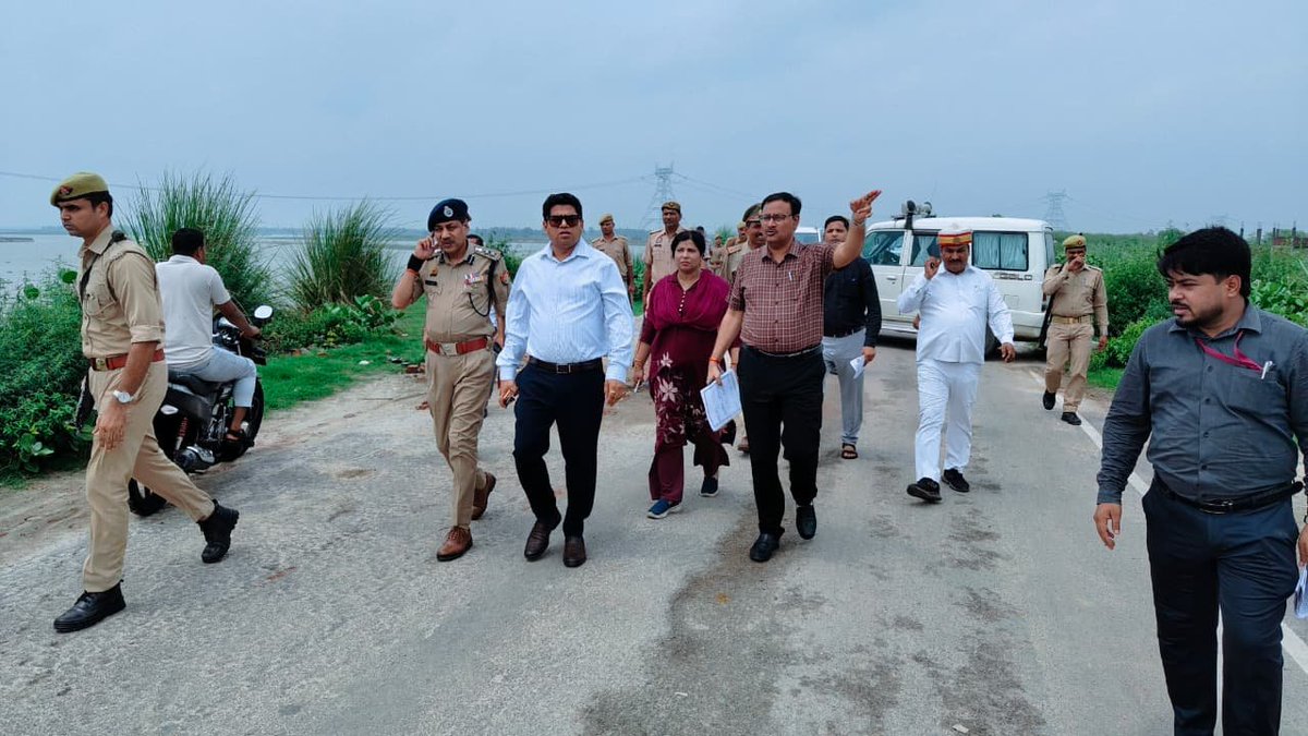 dmunnao's tweet photo. @UPGovt @rahat_up उप जिलाधिकारी सफीपुर व अन्य उपस्थिति अधिकारियों को बाढ़ प्रभावित क्षेत्रों में ससमय आवश्यक व्यवस्थाओं सुनिश्चित कराने हेतु निर्देशित किया। @UPGovt @InfoDeptUP @rahat_up https://t.co/nADKL738Kv
