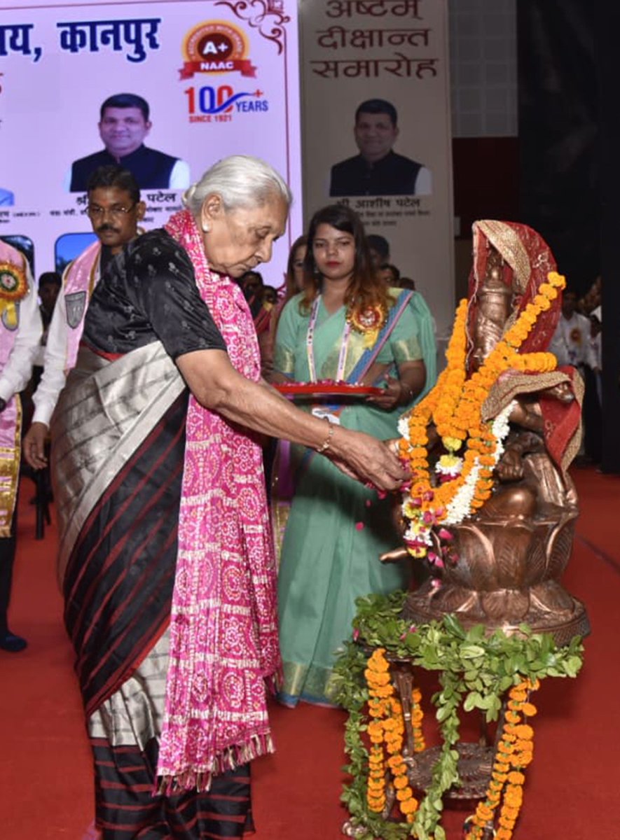 GovernorofUp's tweet photo. राज्यपाल श्रीमती आनंदीबेन पटेल की अध्यक्षता में हरकोर्ट बटलर प्राविधिक विश्वविद्यालय, कानपुर का अष्टम दीक्षांत समारोह सम्पन्न; 1,071 उपाधियां एवं 47 पदक प्रदान किए गए, 300 आंगनबाड़ी किटें वितरित की गईं तथा पुलिसकर्मियों की बेटियों सहित 600 बालिकाओं का एचपीवी टीकाकरण कराया गया। https://t.co/wFULvbDsEE