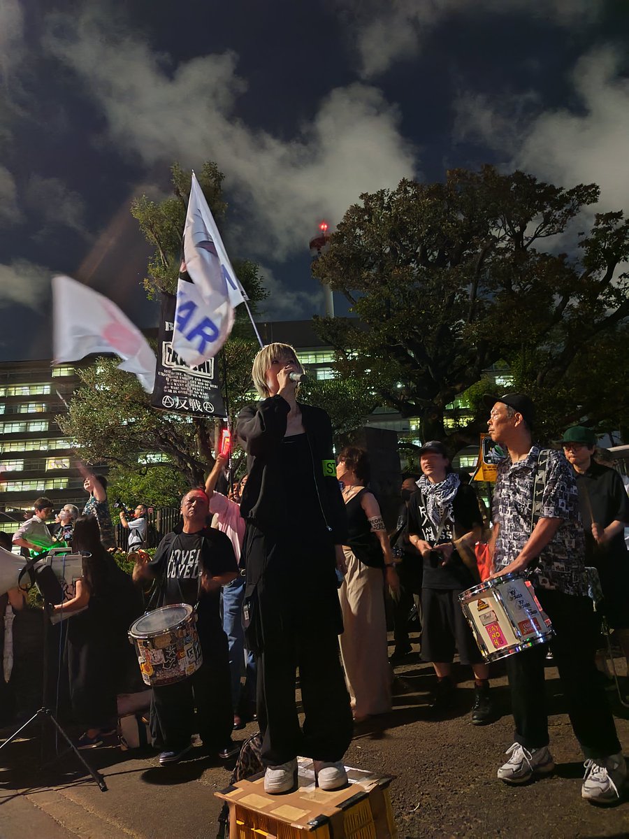 sakeuchi317's tweet photo. 今日の国会前抗議、ドラム隊有志エリア。
や、サイコーでした！📢🥁✊🔥
ワタクシはオシゲデザインのプラカを太鼓に貼って、皆さんとガッツリやりましたぜ☺️

#めちゃくちゃな政治に抗議0710 https://t.co/fw6lpWG1rF