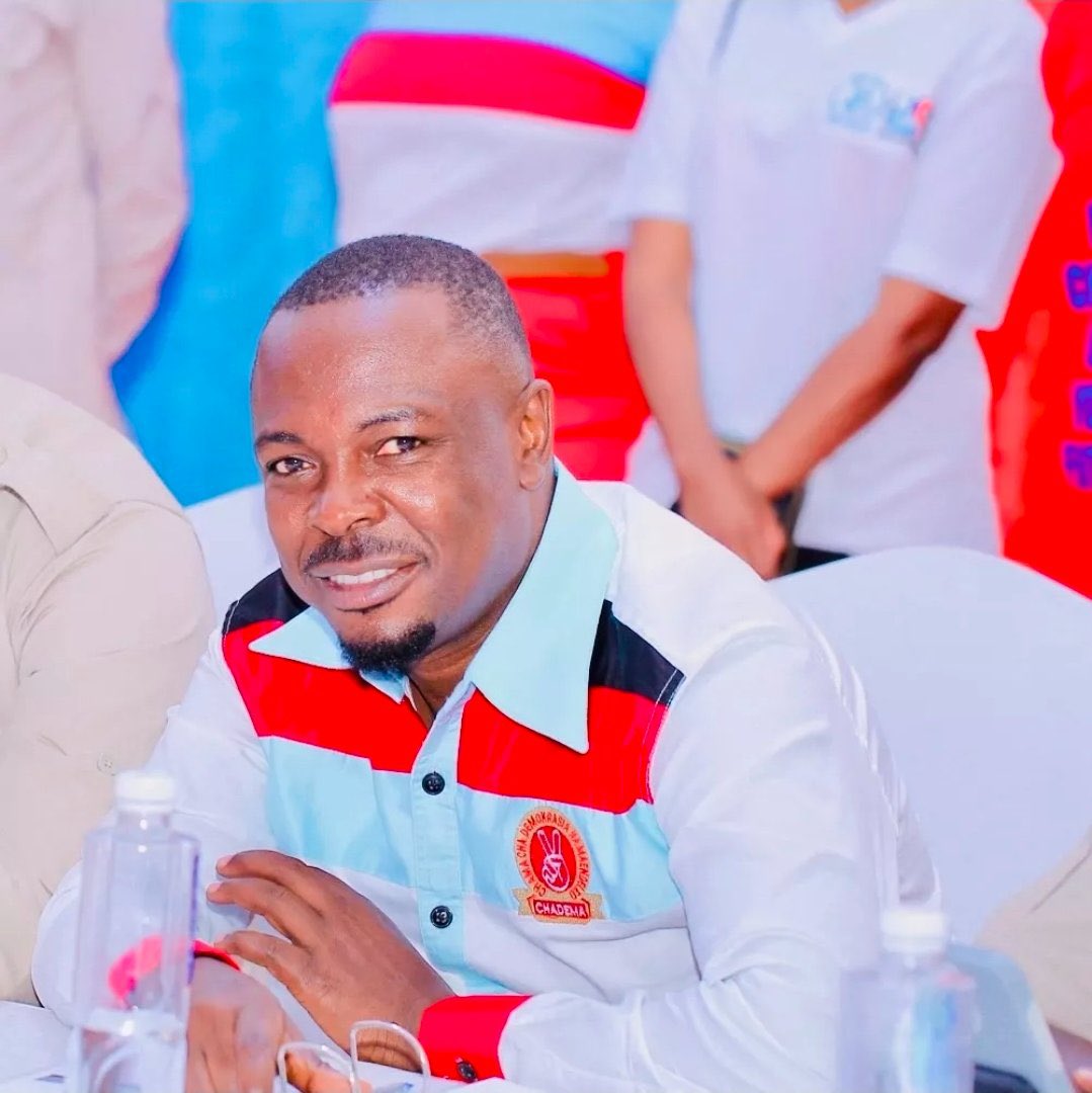 AbroadTanzania's tweet photo. Kwa sasa Heche ndiye Mwenyekiti wa CHADEMA hadi Lissu atakapokuwa huru. Utake usitake

Sasa Heche ndo mwenye kauli ya mwisho CHADEMA. Anafanya chochote kutokana na Vikao vya chama.

Hii taarifa kwa CCM wote wanaohisi Heche ni Makamu mwenyekiti. Kwa katiba ya Chadema, kwa sasa ndiye Mwenyekiti. Mlingoti chuma bendera chuma.

Heche mnamuona mdogo lakini kiti chake kikubwa. Ndiye anayeamua Siasa za Tanzania ziendeje. Akisema hakuna maridhiano ni hakuna.

Hata mkitaka kumchafua, hachafuki, hana makandokando, hakwepi kodi, mcha Mungu.

Hata mumtukane hajibu.. Yeye kazi yake ni moja tu, kuifikisha Tanzania nchi ya ahadi.

Safari hii chama cha Wauaji, Mafisadi na Watekaji mtanyooka. Haogopi wala hatishiki.

Chuma kwelikweli. 💪
