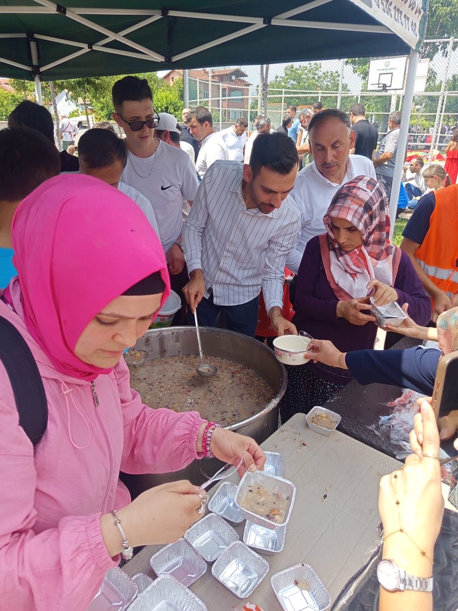akgenclikmeram's tweet photo. Bahçeşehir Mahalle Muhtarımız Mehmet Okattıkın düzenlediği aşure dağıtımı ve çocuk şenliğine 
İlçe Gençlik kolları Başkanımız @cimenabdullah42 anakademeve gençlik kolları yönetim kurulu üyelerimiz ile katılım sağladık. https://t.co/hVD1MPcYpB