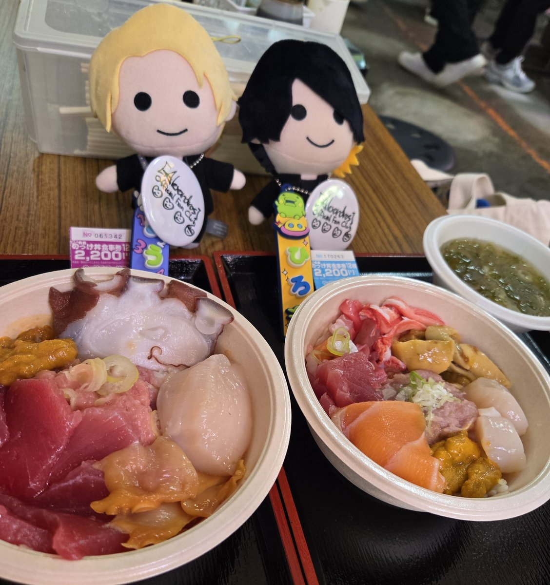 dros_la_end's tweet photo. 川上さん、長宗我部さん、海鮮だよー！！ https://t.co/4tQfFVlOTU
