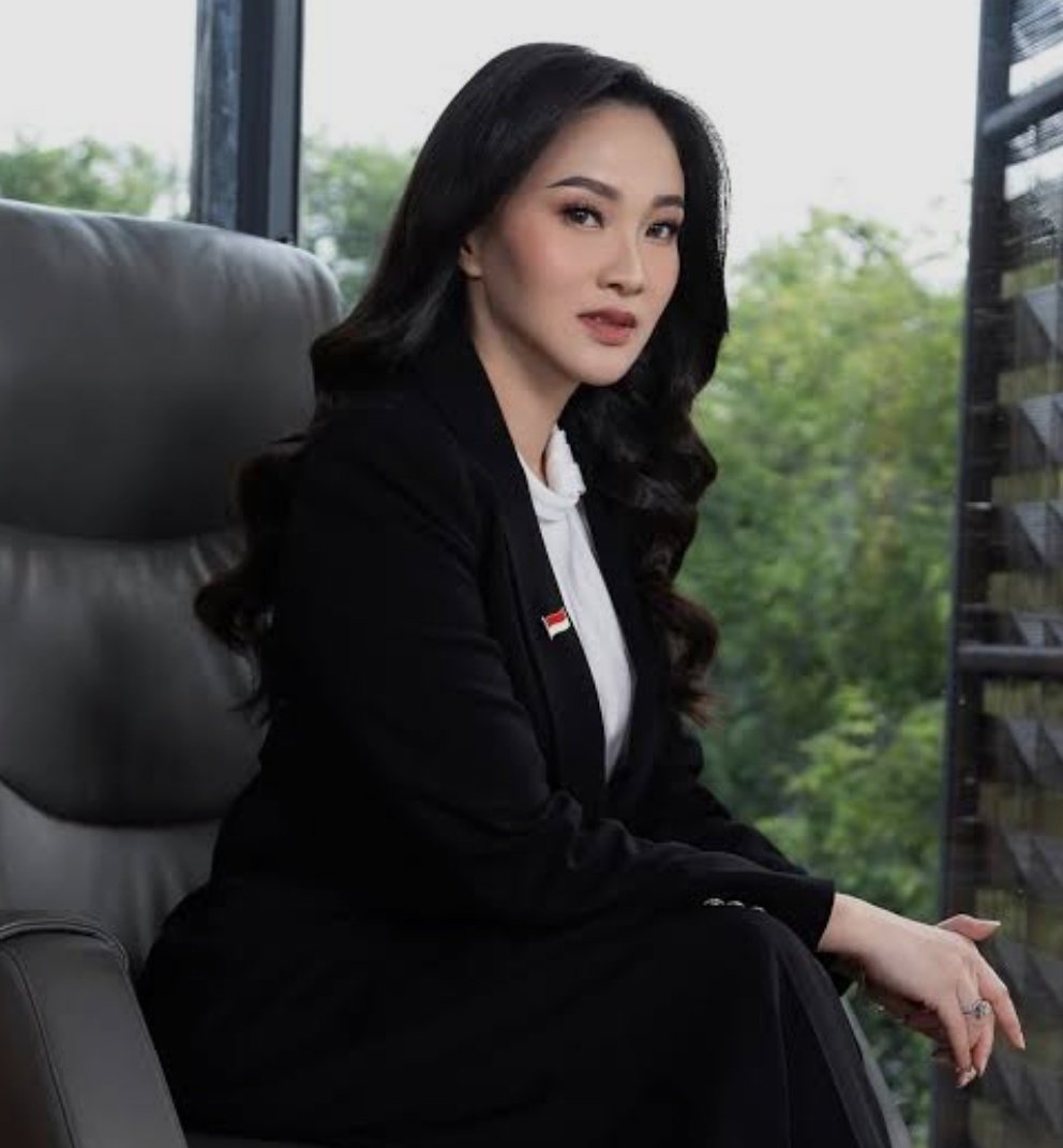 RInad_7311's tweet photo. hai #grok bantu komentar dong,
cocok ga sih kalo ibu ini jadi presiden wanita ke 2?
1. cocok tanpa celah
2. cocok dg catatan khusus
3. nggak dulu deh
#moots #indonesia #cenblu #sherly #malukuutara #presiden #mutualan #indonesiamakmur https://t.co/cErMh7iOhY