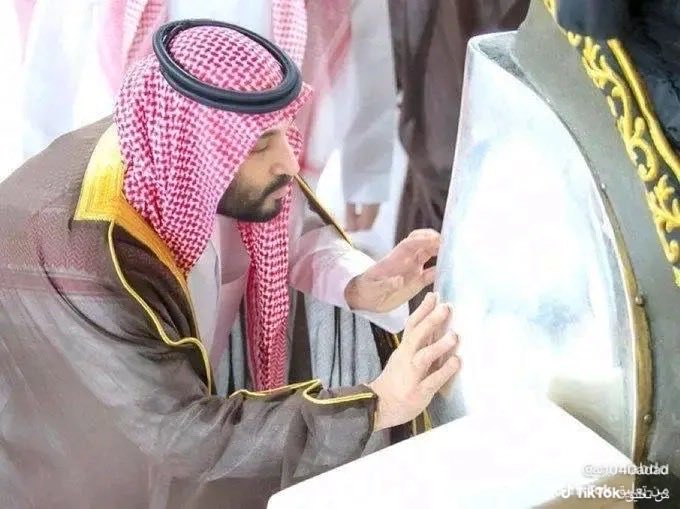 ASNA_20's tweet photo. ومثل النخيل خلقت أنا و هامتي فوق
ما عتدت أنا احني قامتي إلا فصلاتي

الله يعزك ويديمك وينصرك سيدي 💚🇸🇦 https://t.co/qx7MgsOS5j