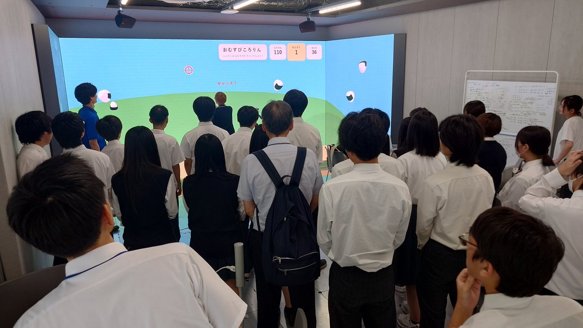 DanYuya's tweet photo. 本日は4面LEDビジョンでゲームを開発しているところ多くの方々に見学していただきました〜 https://t.co/31FqJqp3rF