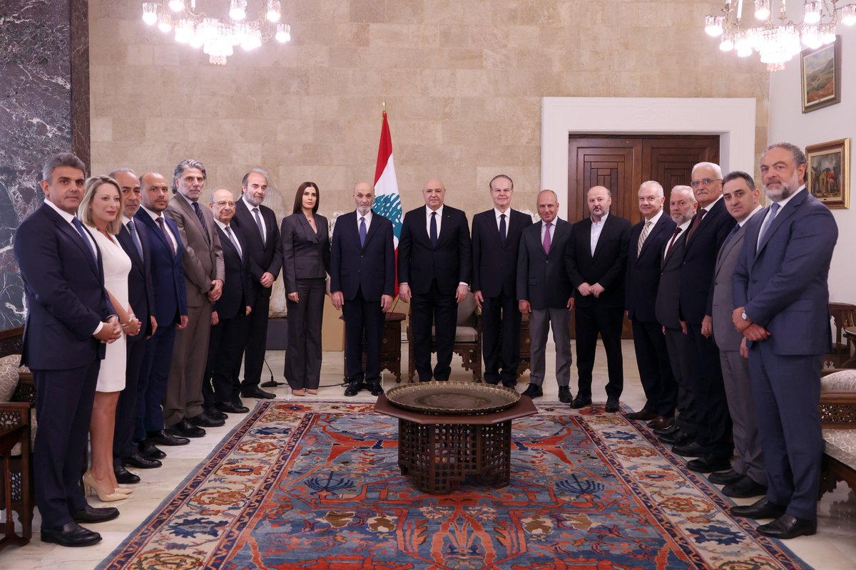 LBpresidency's tweet photo. الرئيس جوزاف عون لوفد كتلة "الجمهورية القوية" برئاسة سمير جعجع:

- الانتقادات حول التفاوض المباشر مع إسرائيل، لا تستحق الرد عليها، لأن لبنان دخل اكثر من مرة في مفاوضات مباشرة مع إسرائيل، بدءا من العام 1949.
- أؤكد لكم انني لن اتراجع عن قرار التفاوض الذي اتخذته، مع اصراري على ان تتضمن كل مواقفي توضيحات للشعب اللبناني حول أهمية المسار الذي نسير فيه، وتمسك لبنان بسيادته في كل الخطوات التي نقوم بها.
- اتخذت خيارا صعباً، والطريق  ليس معبدا، بسبب موازين القوى، والحسابات الإسرائيلية، والوضع الإيراني – الأميركي، وغيرها من التعقيدات، وهذا الخيار يثبت سيادة الدولة اللبنانية وحقها في التفاوض بنفسها عن نفسها، ويخرجها من مفاعيل الحرب التي فرضت عليها.
- لماذا على الشعب اللبناني ان يواصل دفع اثمان حروب اشتعلت بايعاز من الخارج ولمصالح هذا الخارج؟
- صيغة الاطار ستعيد الى لبنان حقوقه بالطرق الدبلوماسية، في حال التزام اسرائيل ببنودها  ونجاح تنفيذها.
- لدينا اليوم فرصة لتحقيق المكاسب التي فقدناها من خلال حرب عبثية، وخصوصاً في ظل الزخم الأميركي الحالي في الاهتمام بلبنان وقدرة الولايات المتحدة على الضغط على إسرائيل لتذليل العراقيل التي تضعها. 
- الأمور في طور الحلحلة تباعاً، وكل الانتقادات التي تستهدف هذا المسار، تنطلق من رغبة إعادة الملف اللبناني ورقة في يد ايران.