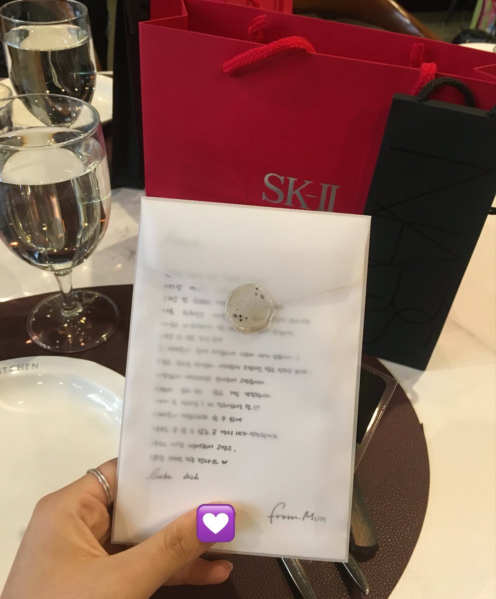 seoxxol's tweet photo. 문가영 언니 생일파티 0원인데 ㅜㅡㅜ
입장할때 SKII 나스 주고.... 밥먹으라고 스테이크 피자주고..... 디저트로 쿠키주고.....럭키드로우로 아이폰17 헤드셋 에르메스향수 라미만년필 싸폴30장 줌.....울먹 https://t.co/czplL2PkTm