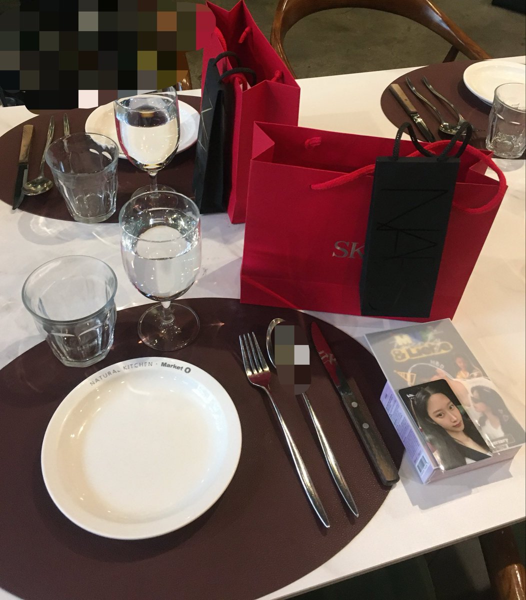 seoxxol's tweet photo. 문가영 언니 생일파티 0원인데 ㅜㅡㅜ
입장할때 SKII 나스 주고.... 밥먹으라고 스테이크 피자주고..... 디저트로 쿠키주고.....럭키드로우로 아이폰17 헤드셋 에르메스향수 라미만년필 싸폴30장 줌.....울먹 https://t.co/czplL2PkTm