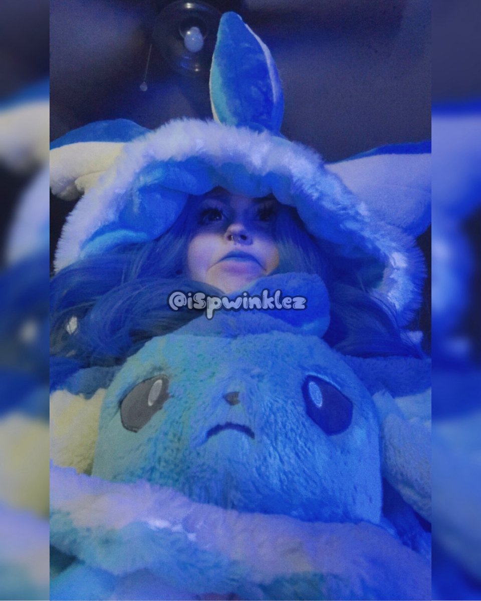 itzspwinklez's tweet photo. Vaporeon I choose you! 
✿ 
✿ 
✿ 
Outfit: @mobbunny.official 
Plushie: Pokemon Center 
Wig: Shein
Makeup: @ucanbemakeup Athena Palette
Contacts: @moco_queen use code ‘spwinklez’ for $$$ off 
✿ 
✿ 
✿ 
🏷️:
#Vaporeon #Pokemon #Eeveelution #Pokemoncosplay https://t.co/EBA62BRy82