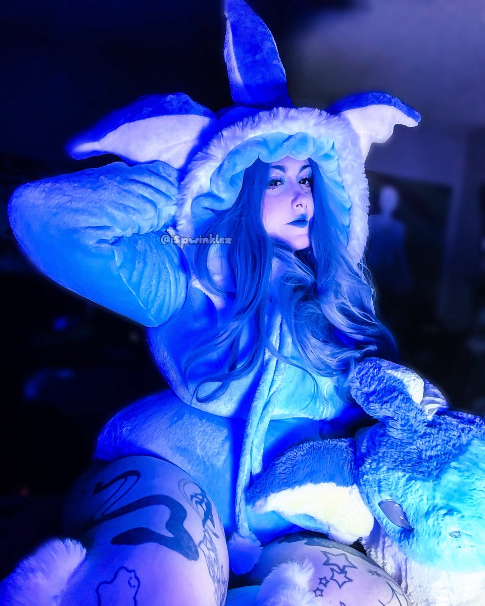 itzspwinklez's tweet photo. Vaporeon I choose you! 
✿ 
✿ 
✿ 
Outfit: @mobbunny.official 
Plushie: Pokemon Center 
Wig: Shein
Makeup: @ucanbemakeup Athena Palette
Contacts: @moco_queen use code ‘spwinklez’ for $$$ off 
✿ 
✿ 
✿ 
🏷️:
#Vaporeon #Pokemon #Eeveelution #Pokemoncosplay https://t.co/EBA62BRy82