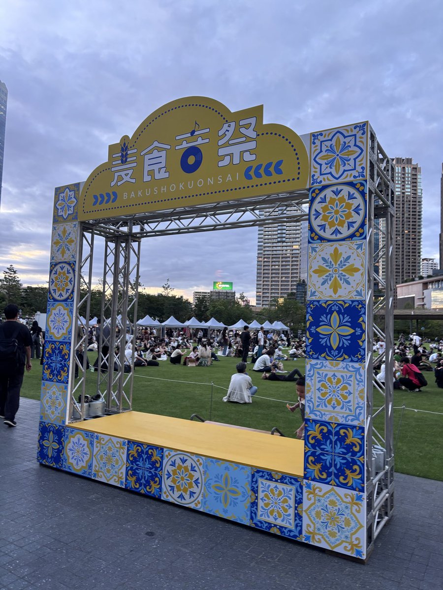 Kuppe9350's tweet photo. 今日からグラングリーンで始まったアフター万博のイベントをチラ見。デザインがウズベキスタンぽいです。夕方の芝生は、涼しくて気持ちよさそうでした。 https://t.co/bv3QbJ34LT