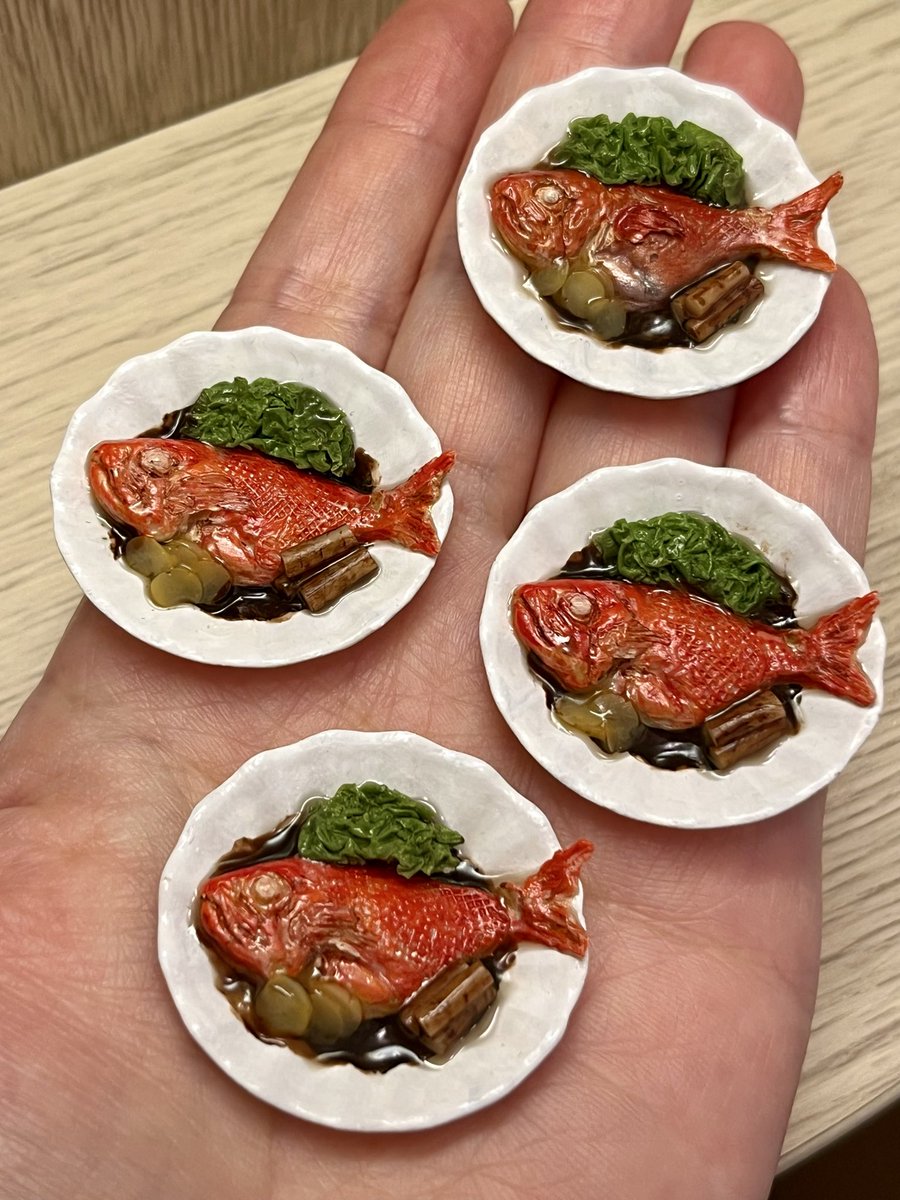 47QTYxAveg57230's tweet photo. 金目鯛の煮付けです。色々改善を重ねてよりリアルになりました！こちらも明日からの東京ドールハウスミニチュアショウで販売します。
他にも人気作品の水まんじゅうなども販売します。 https://t.co/qfao4CW2BU