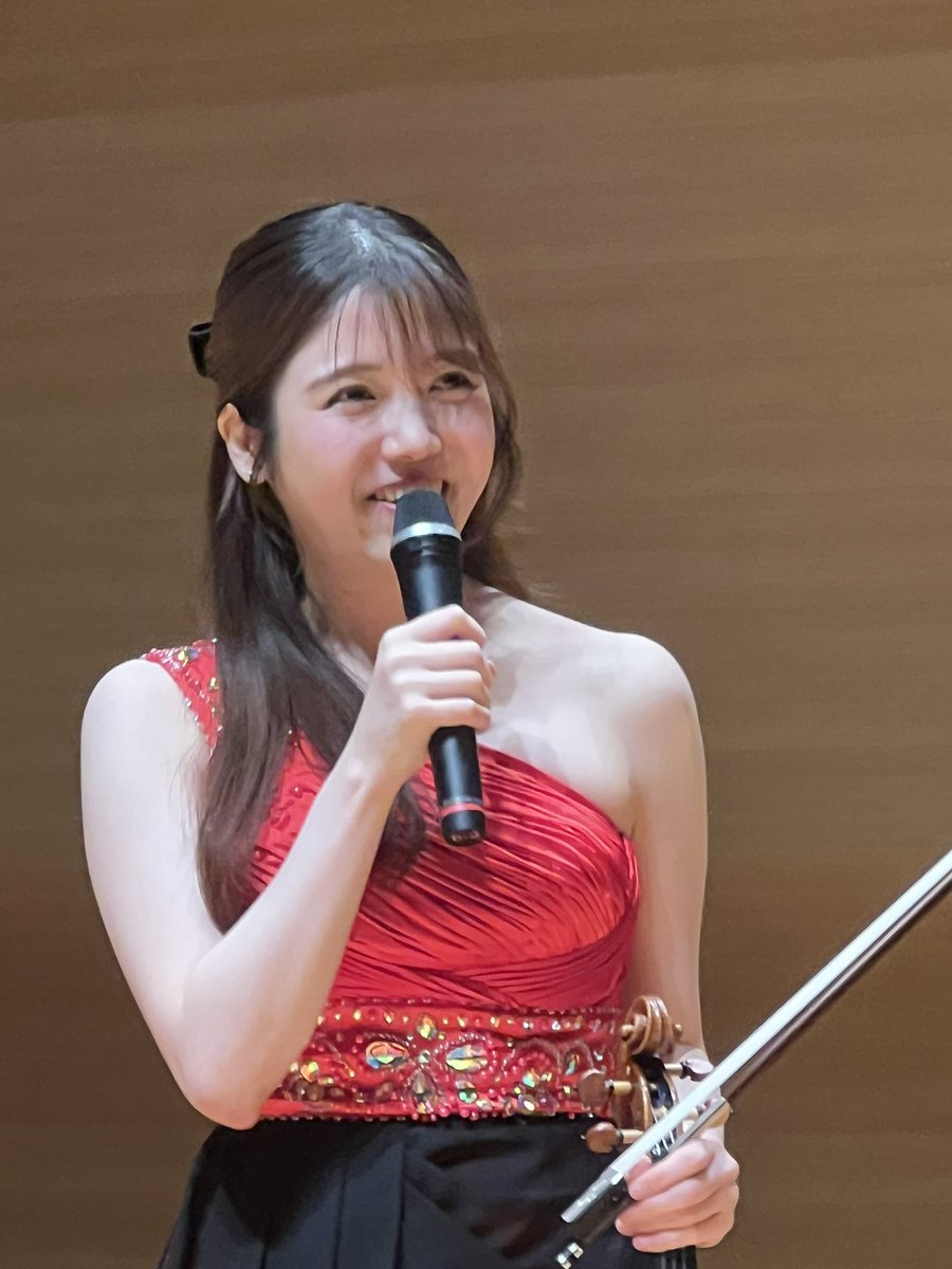 GD98OUS8aE90561's tweet photo. 今夜はスターツおおたかの森ホールで、髙木凛々子さんのヴァイオリンリサイタルに伺いました。発売初日にチケットを購入したので、最前列の中央でした。髙木凛々子さんの技巧と歌心ある演奏に感動しました。退院して数日でしたが、元気をいただきました。ありがとうございます。 https://t.co/U2lANnkoxl