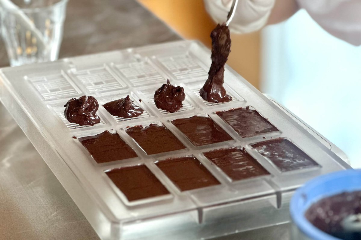 Minimal_tokyo's tweet photo. 夏休みの自由研究、まだ決まっていない方へ。

カカオ豆からチョコレートをつくる親子ワークショップを開催します！

カカオ豆の殻むきから型入れまで、本格的なBean to Bar体験。
楽しみながら学べる夏だけの特別な時間です。

詳細・お申込：https://t.co/AfqVCRh1yp
※対象：小・中学生 https://t.co/2KObLxyGHm