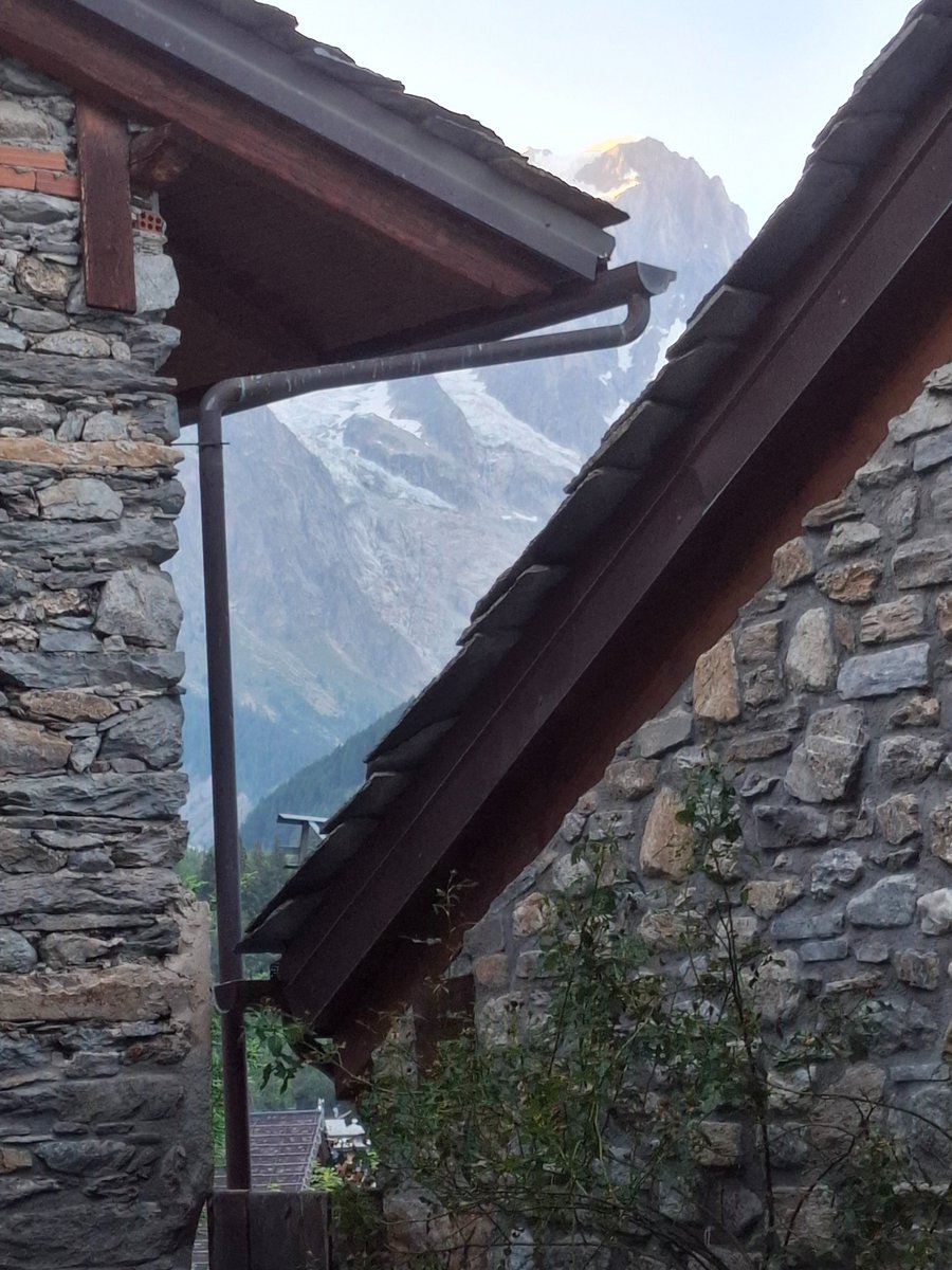 LizBerliocchiB's tweet photo. ...coup d'œil...coup de cœur...questi #tetti #valdostani sono incantevoli...appena li ho visti ho detto: scisto!...sono lastre di pietra locale dette "#lose"... https://t.co/y8S1Cw88Ar