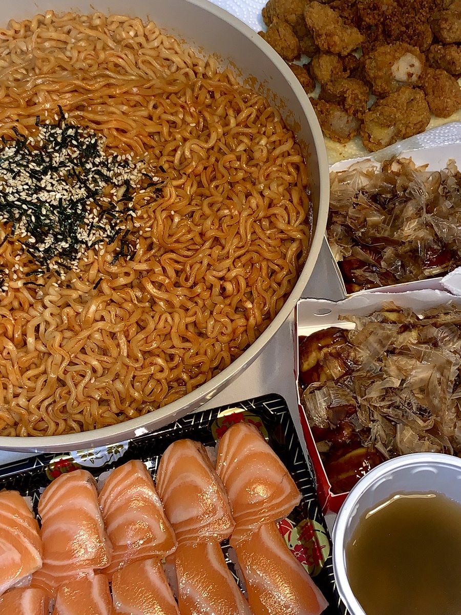 eatgammm's tweet photo. 불닭 연어초밥 타코야끼 치킨
하나씩 차례대로 불닭에 감싸서 먹기
잡앗다🔥 https://t.co/CknXKljtwv