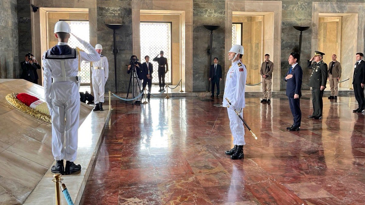 bosunatiklama's tweet photo. Japonya Savunma Bakanı Koizumi'nin Türkiye ziyareti:

• NATO Zirvesi.
• Eminönü'nde balık ekmek ve kahve.
• Denizcilik Müzesi.
• Anıtkabir. https://t.co/42KoIVwErQ