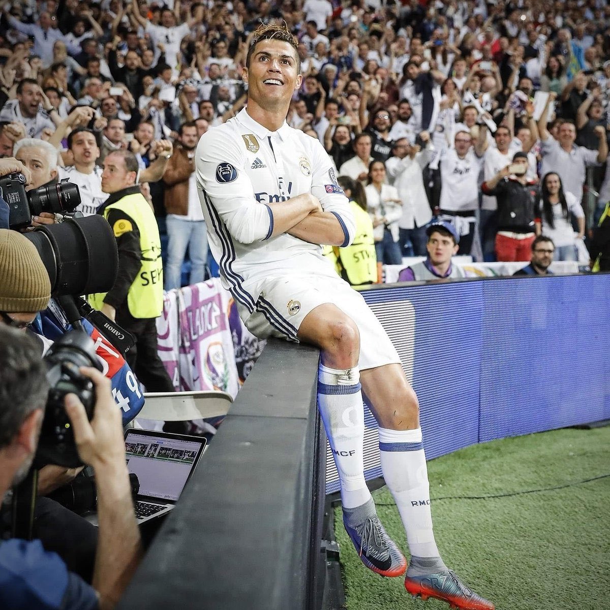 TheFootballLad's tweet photo. Lamine Yamal: “What is aura? Cristiano Ronaldo. 

When you see someone and you go 'wow.' In football that's Cristiano.” https://t.co/1Uii2lEVvg
