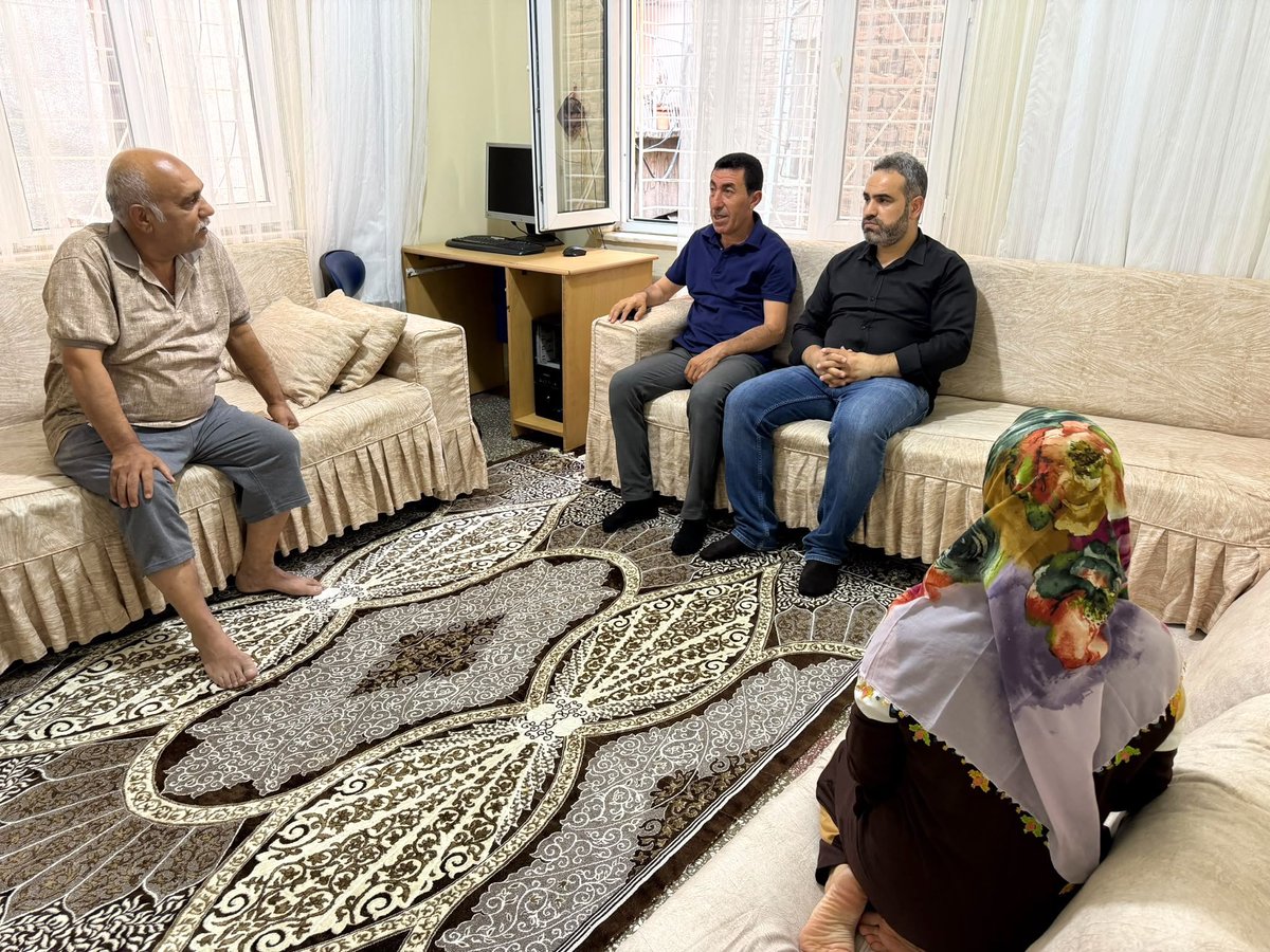 akparti_sur's tweet photo. 📍#Sur | #Hane Ziyareti
İlçe Yerel Yönetimler Başkanımız Vedat Çelik, İlçe Sosyal İşler Başkan Yardımcımız Nusret Böçkün;
Bugün kıymetli büyüklerimizin hanesine misafir oldular.
Kelimelerden çok samimiyetin konuştuğu, gönüllerin birbirini anladığı bir sohbet gerçekleştirdiler. https://t.co/gfHy9kgXOP
