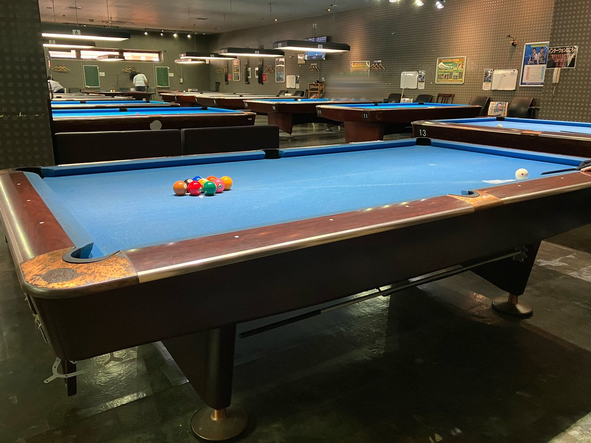 pool_return's tweet photo. 【シャフトにご挨拶②】

お昼で仕事を切り上げて…

14時頃から
BanBan鎌ヶ谷にて約5時間😆

腰が痛くて限界…フォームかなぁ？

シャフトは今日もダンマリ🥺

希望は…
「そんなに捻るなんてアンタバカァ⁉️」

なアスカっぽいキャラが🙆

#ビリヤード #復帰組 #松戸 #柏

無言フォローご理解下さい😌 https://t.co/mXVB2qYGgU