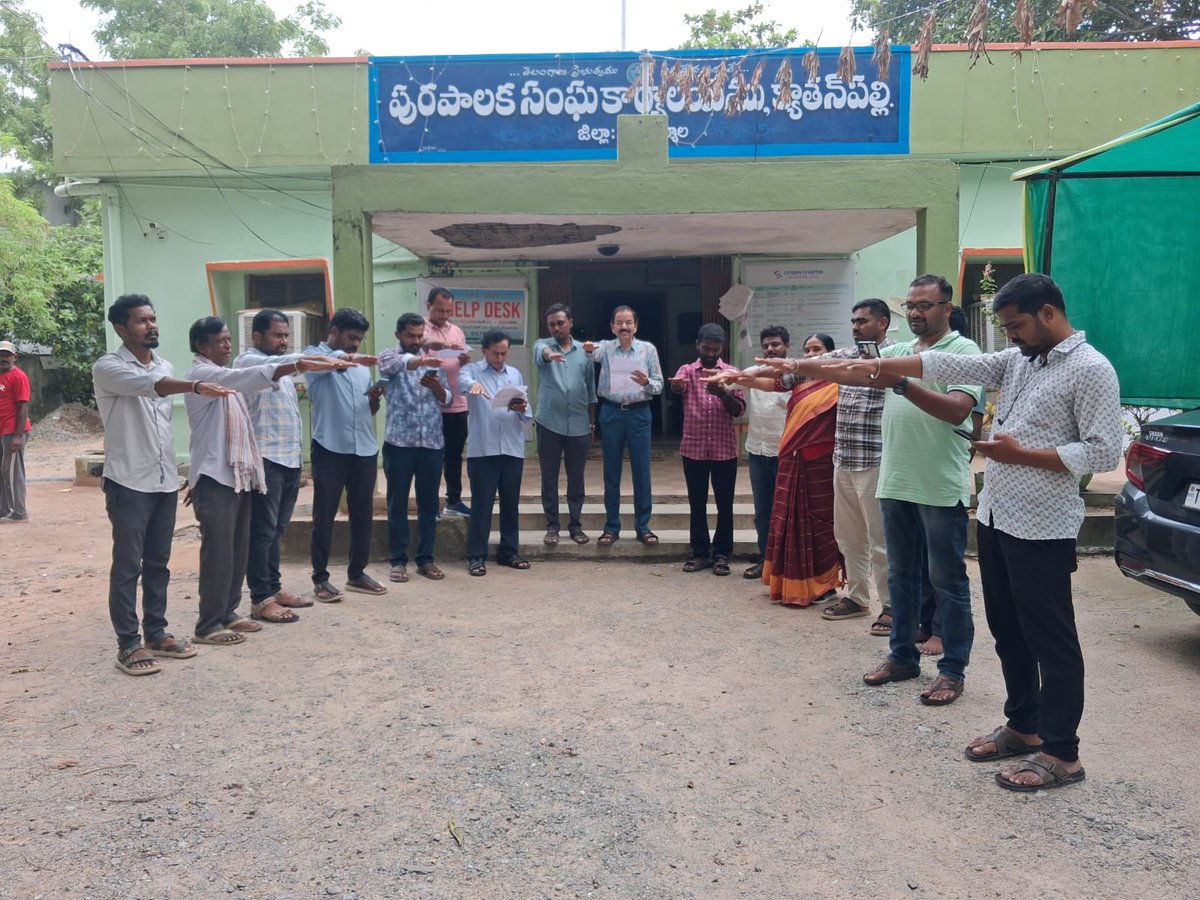 MCKyathanpally's tweet photo. We have taken the Jal Shakti Abhiyan: Catch the Rain pledge in Kyathanpally Municipality with the Staff. 
#catchtherain
 #MoHUA 
#AMRUT2 
#WaterSecurity 
#GroundwaterRecharge

@tksreedevi

@MoHUA_India

@cdmatelangana

@JalShaktiAbhyan https://t.co/g7rhHqQ2Tu